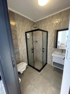 博德魯姆的住宿－meu la boutique hotel，带淋浴、卫生间和盥洗盆的浴室