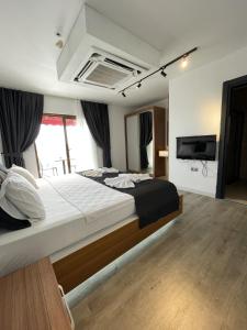 博德魯姆的住宿－meu la boutique hotel，一间卧室配有一张大床和一台平面电视