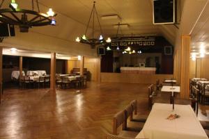 ein Esszimmer mit Tischen und Stühlen und ein großes Zimmer in der Unterkunft Döhling's Gasthaus in Morsum