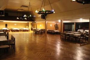 ein Esszimmer mit Tischen und Stühlen und eine große Halle in der Unterkunft Döhling's Gasthaus in Morsum + 10 Fotos