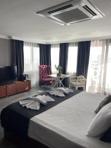 博德魯姆的住宿－meu la boutique hotel，酒店客房设有一张大床和一张桌子。