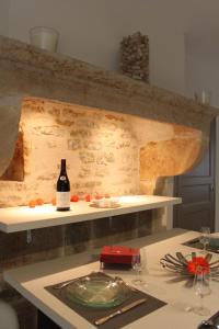 una mesa con una botella de vino en un estante en Ces Jours À Pommard, en Pommard
