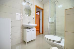 ウケンチンにあるHaus Claudiaの白いバスルーム(トイレ、シンク付)