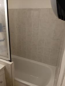 Ένα μπάνιο στο T2 Cabine St Lary Village au calme 4/5 pers 33m2