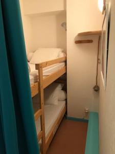 Ένα ή περισσότερα κρεβάτια σε δωμάτιο στο T2 Cabine St Lary Village au calme 4/5 pers 33m2