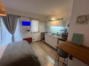 a bedroom with a bed and a kitchen with a desk at NUEVO DPTO BANFIELD Centrico COMODO Impecable in Banfield