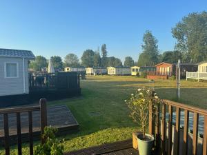 un patio con una valla y un patio con casas en Beautiful caravan on Billing Aquadrome, en Northampton