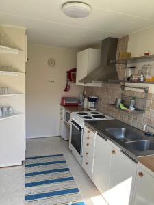 Kuchyň nebo kuchyňský kout v ubytování Strandängen