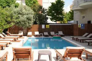 Bazén v ubytování Marika Apart Hotel nebo v jeho okolí