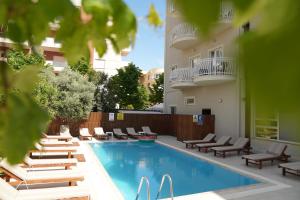 Bazén v ubytování Marika Apart Hotel nebo v jeho okolí