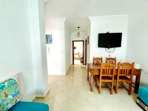 Televiisor ja/või meelelahutuskeskus majutusasutuses Appartement centre oued laou avec piscine été
