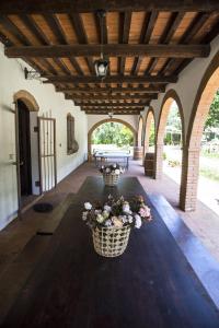 um quarto com duas cestas de flores numa mesa em Villa Cresci con piscina em Sassetta