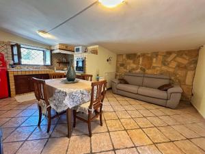 ein Wohnzimmer mit einem Tisch und einem Sofa in der Unterkunft La casetta holiday in Fiumicino