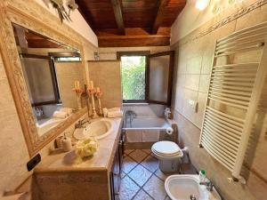y baño con bañera, aseo y lavamanos. en La casetta holiday en Fiumicino