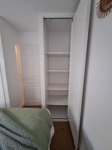 Postel nebo postele na pokoji v ubytování Appartement cosy refait à neuf, linge fourni