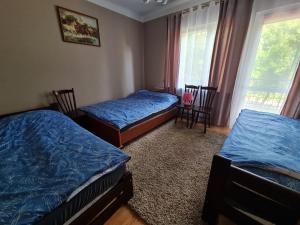1 dormitorio con 2 camas individuales y ventana en Gospodarstwo Agroturystyczne Julia, en Czeremcha