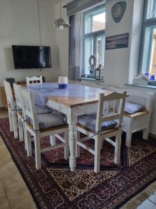 TV a/nebo společenská místnost v ubytování Statek u Benešů