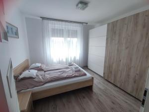 Кровать или кровати в номере Bajcsy Apartment