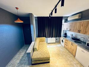 een woonkamer met een bank en een keuken bij Disa Hotel & Apart in Istanbul