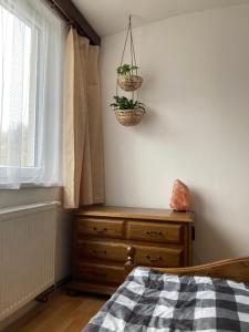 Postel nebo postele na pokoji v ubytování Hobití doupě