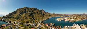 バルスタにあるBallstad Apartment Bの山の横の小さな町の空中風景