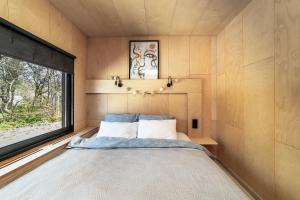 Llit o llits en una habitació de A tiny house with a garden and a hot tube