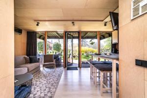 una sala de estar y comedor de una caravana en A tiny house with a garden and a hot tube en Pringi
