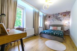 a bedroom with a bed and a desk in it at Apartament Śląski Szczawno-Zdrój 46m, Książ kuchnia klimatyzacja Wifi Parking in Szczawno-Zdrój
