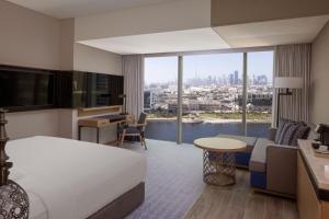 Postel nebo postele na pokoji v ubytování Marriott Marquis Dubai Creek