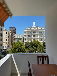 een balkon met een tafel en stoelen en een gebouw bij Bamisa Apartments in Golem