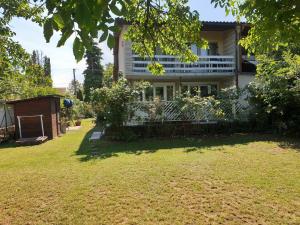 A garden outside Simay Apartman