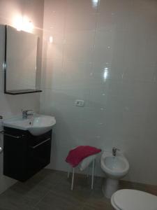 ナポリにあるアンティカ ディモーラ ナポリズのバスルーム(洗面台、トイレ、鏡付)