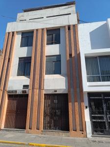 Studio Arenas في أريكيبا: مبنى له بوابة أمامه