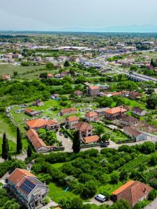 una vista aérea de un campus escolar en Apartments Aerodrom, en Podgorica