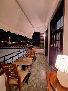 una fila de mesas y sillas en un restaurante en Villa Mishel Suites en Berat