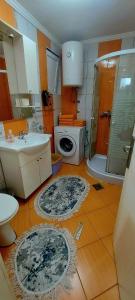een badkamer met een wastafel, een douche en een toilet bij Apartmani GS ***** Zavidovici in Zavidovići