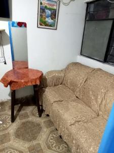- un salon avec un canapé et une table dans l'établissement CHAVIN inn with kitchen compartida Lima, à Lima