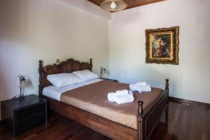 a bedroom with a bed with two towels on it at Liza's Place in Metókhion