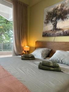 パレオ・ティフリキにあるOlivia -Ελιάの枕が2つ置かれたベッドのある寝室