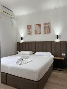 - une chambre dotée d'un grand lit avec un oriel dans l'établissement Hotel Floga, à Shkodër