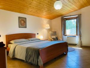 um quarto com uma cama grande e uma janela em Casa nella natura a Bobbio em Bobbio