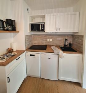 Kuchyň nebo kuchyňský kout v ubytování Appartement cosy refait à neuf, linge fourni