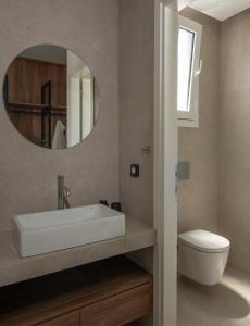 A bathroom at Theros Luxury Apartment
