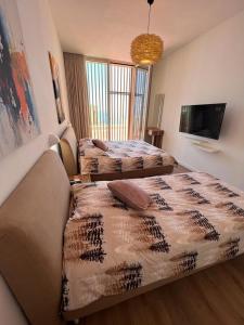 Postel nebo postele na pokoji v ubytování Palase Four C apartment 240-B GC