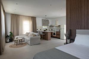 阿察格羅斯的住宿－Theros Luxury Apartment，一间卧室设有一张床、一间客厅和一间厨房