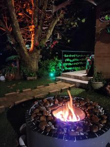 eine Feuerstelle im Hinterhof in der Nacht in der Unterkunft Chalé Alecrin, lançamento em conforto e estilo! in Campos do Jordão