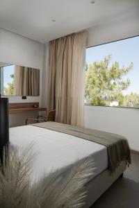 阿察格羅斯的住宿－Theros Luxury Apartment，一间卧室设有一张大床和一个大窗户