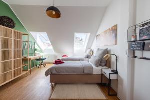 een slaapkamer met een bed en een bureau bij TAMLiving Graz Center 2 Schlafzimmer Comfort Air conditioning WIFI XBOX in Graz