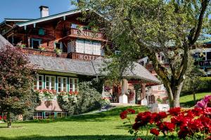 A garden outside Relais & Châteaux Hotel Tennerhof Még 37 kép