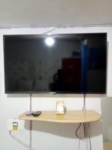 Elle comprend une télévision à écran plat suspendue au mur. dans l'établissement CHAVIN inn with kitchen compartida Lima, à Lima